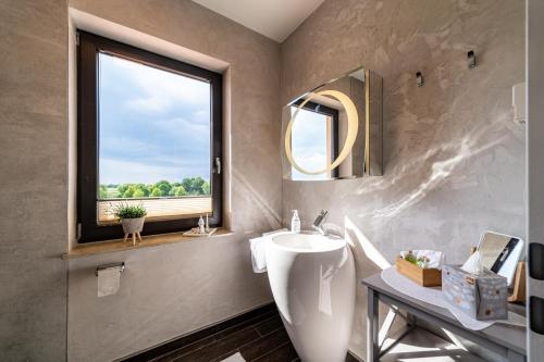 uma casa de banho com um lavatório e uma janela em Seensuchtsresort em Bitterfeld