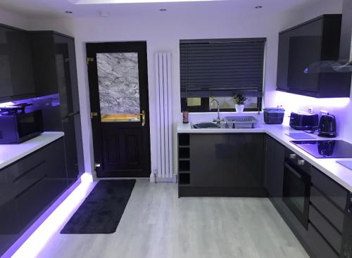 Köök või kööginurk majutusasutuses Modern & Convenient