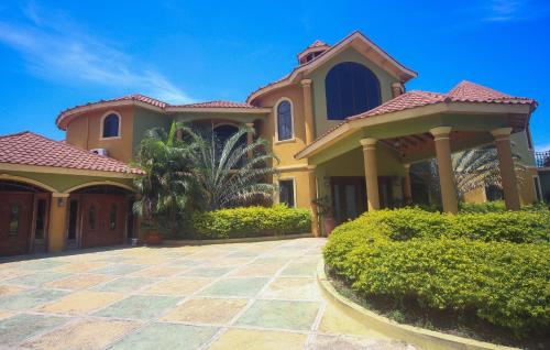 Luxury 10 Bedroom Villa-Millbrooks