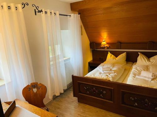 a bedroom with a bed with a wooden headboard at Gästehaus Goldenes Lamm in Rothenburg ob der Tauber