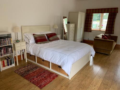 Un pat sau paturi într-o cameră la The Cottage at Well House