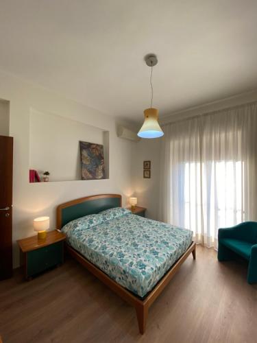 1 dormitorio con 1 cama con edredón azul en Aquamarine Apartment, en Castellammare di Stabia