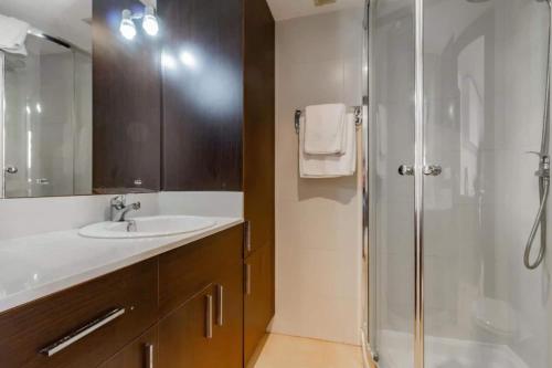 a bathroom with a sink and a shower at Apartmento studio boho a 1 minuto del puerto y la playa! in Jávea