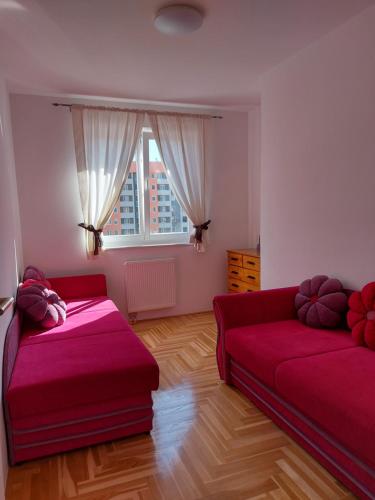 - un salon avec deux lits et un canapé dans l'établissement Apartman, Istočno Sarajevo, à Donje Mladice