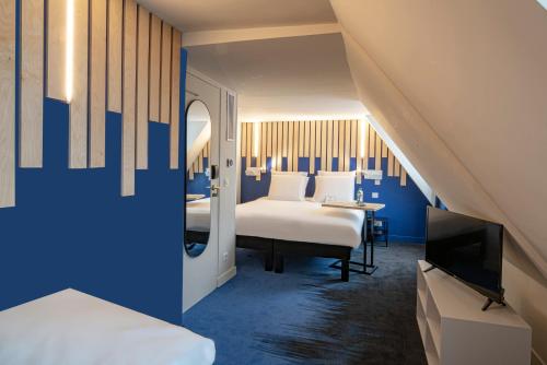 une chambre d'hôtel avec un lit et une télévision dans l'établissement ibis Styles Paris Opera Lafayette, à Paris