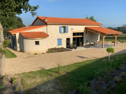 ein Bild eines Hauses mit Garten in der Unterkunft CHEZ LE DAMIAN in Neuville