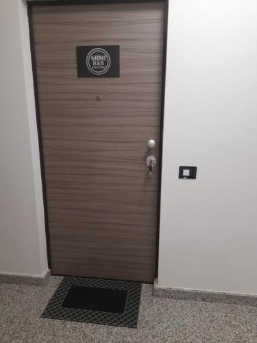 a wooden door with a sign on it at Mini B&B - Enrico Fermi in Rende