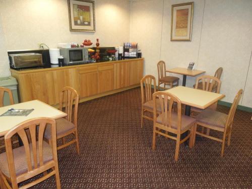 un restaurante con mesas, sillas y una barra en Pottsville Inn, en Pottsville