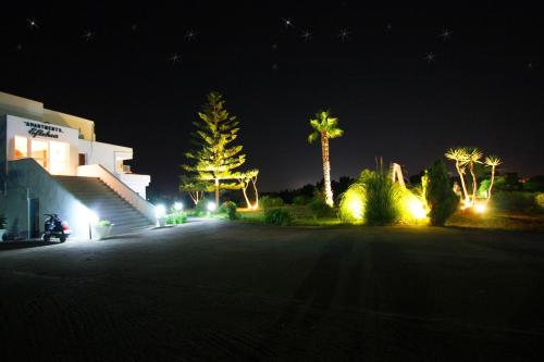 Κήπος έξω από το Eftihia Apartments 