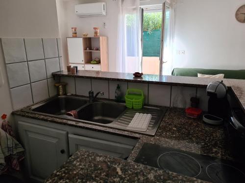 Photo de la galerie de l'établissement superbe appartement avec parking gratuit et coin exterieur, à Biguglia