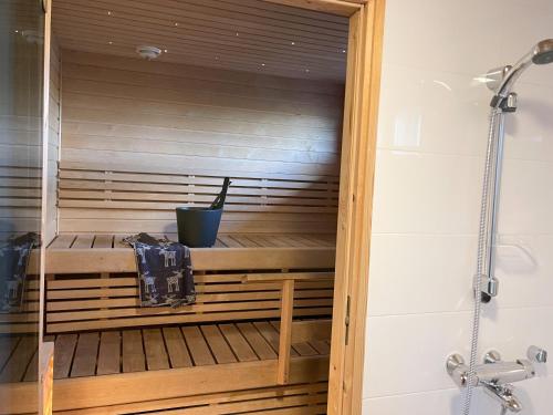 un sauna avec une plante en pot dans la salle de bains dans l'établissement Villa Laidike with sauna/fireplace, 80 km Helsinki, à Suomusjärvi