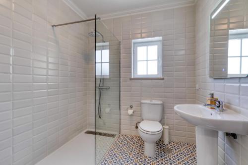 un bagno con wc, lavandino e doccia di Villa Casa Branca - with Private Pool & Big Garden a Ribamar