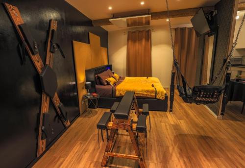 une chambre avec un lit et une télévision dans l'établissement La loveroom bdsm grassoise 