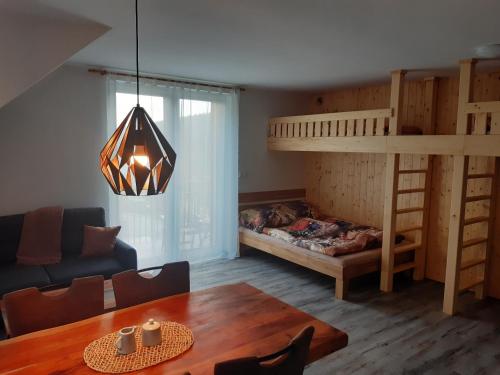 Apartmán U Mamuta في دولني مورافا: غرفة معيشة مع سرير بطابقين وطاولة