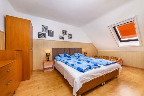 バラトンケレストゥールにあるHoliday home in Balatonkeresztur 19252のベッドルーム(青い枕の大型ベッド1台付)