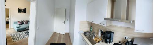 德紹的住宿－FeWo Alte Bäckerei，厨房配有水槽和台面