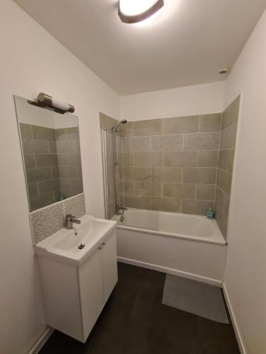 Phòng tắm tại Appart 2 Cosy Annœullin - Proche toutes commodités