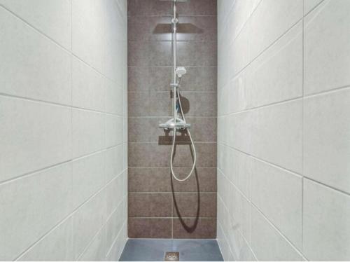 een douche met een douchekop in de badkamer bij Ceriflor-Le Vignemale in Cauterets