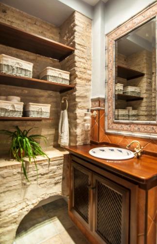 a bathroom with a sink and a mirror at Casa del peregrino Torre de la Muralla------- casa completa de 2 dormitorios in Castro del Río