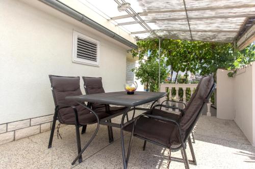 una mesa negra y sillas en un patio en Apartment Seaside, free parking, en Šibenik