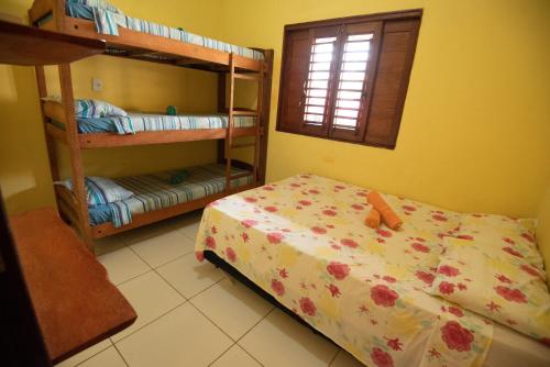 a bedroom with a bed and bunk beds at Toca do hamster - MILAGRES in São Miguel dos Milagres