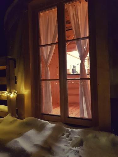 1 Schlafzimmer mit einem Fenster mit Blick auf einen Balkon in der Unterkunft Siedlisko pod Krukiem - Jurta in Suwałki