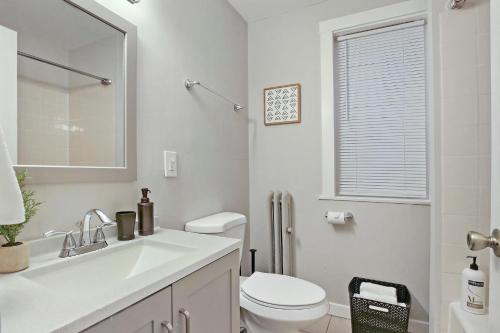 Gallery image of Comfy & Artistic 2BR Home With Wi-Fi! - Francisco 1 in Chicago