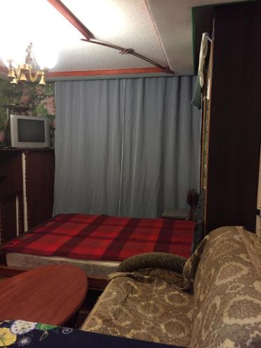 Zimmer mit 2 Betten und einem Tisch in einem Zimmer in der Unterkunft Мини-Квартира SMART Карпенка 20 WI-FI центр/парк 5мин in Ternopil