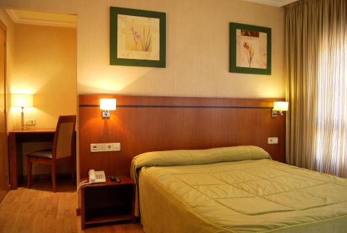 Tempat tidur dalam kamar di Hotel HHB Pontevedra Confort