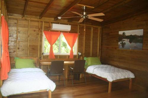 Camera con tavolo, sedie e ventilatore a soffitto. di Green Valley Inn a Unitedville