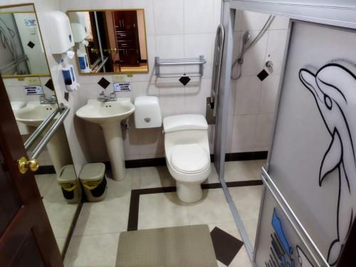 Kylpyhuone majoituspaikassa HOTEL VELANEZ SUITE Riobamba