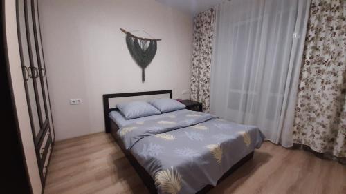 En eller flere senge i et værelse på Аппартаменты Крылья-2