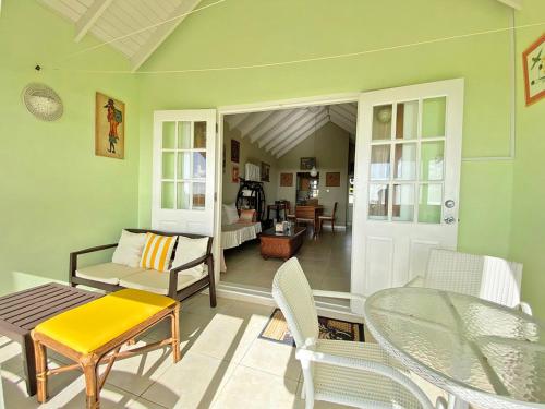  The Gem is located a few minutes walk to the gorgeous Bottom Bay Beach -  Room  picture :   TV    Hairdryer    Refrigerator                           