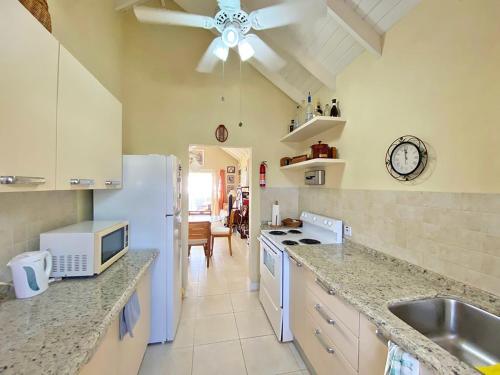  The Gem is located a few minutes walk to the gorgeous Bottom Bay Beach -  Room  picture :   TV    Hairdryer    Refrigerator                           