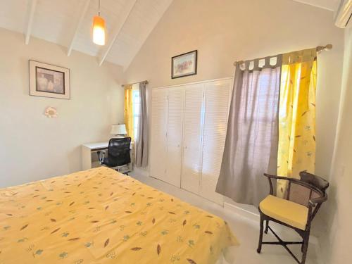  The Gem is located a few minutes walk to the gorgeous Bottom Bay Beach -  Room  picture :   TV    Hairdryer    Refrigerator                           