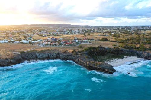  The Gem is located a few minutes walk to the gorgeous Bottom Bay Beach -  Room  picture :   TV    Hairdryer    Refrigerator                           