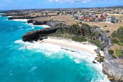  The Gem is located a few minutes walk to the gorgeous Bottom Bay Beach -  Room  picture :   TV    Hairdryer    Refrigerator                           