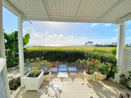  The Gem is located a few minutes walk to the gorgeous Bottom Bay Beach -  Room  picture :   TV    Hairdryer    Refrigerator                           