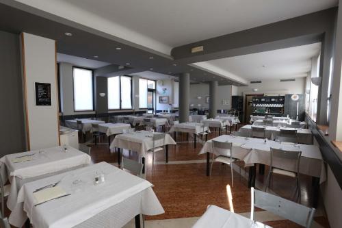 Reštaurácia alebo iné gastronomické zariadenie v ubytovaní Hotel Roma