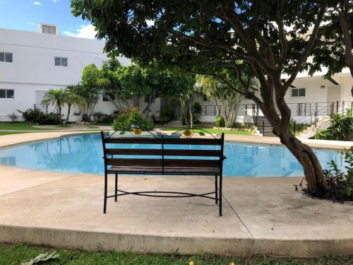 un banc installé à côté d'une piscine dans l'établissement Sierra 2, à Acapulco