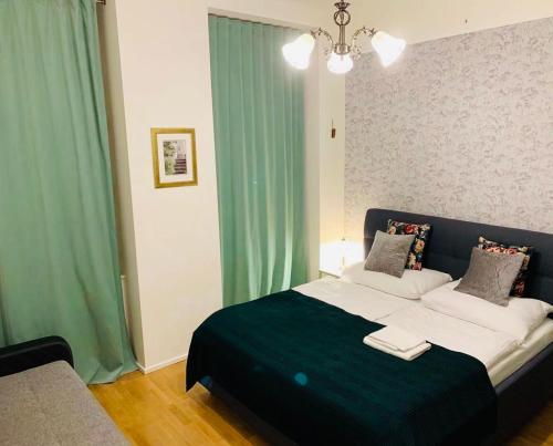 Postel nebo postele na pokoji v ubytování Charles Square Prague Apartment