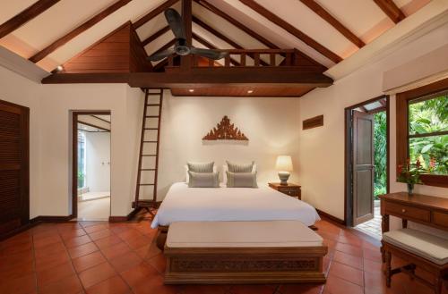 Postel nebo postele na pokoji v ubytování Ban Haad Sai - Beachfront Private Villa