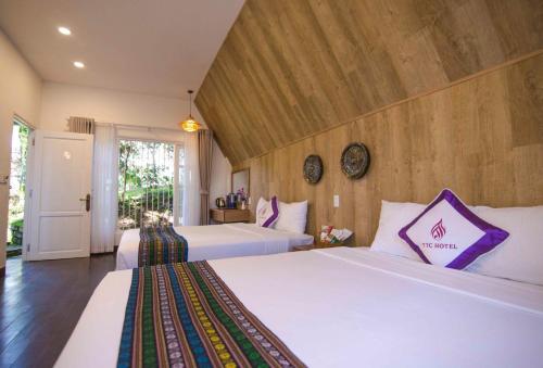 Giường trong phòng chung tại TTC Dreamy Hill Resort - Unlimited Access to TTC World - Thung Lung Tinh Yeu