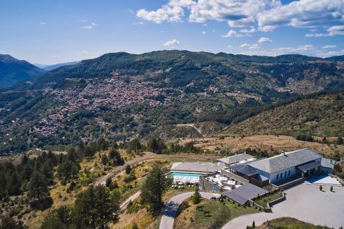 Nespecifikovaný výhled na hory nebo výhled na hory při pohledu z hotelu