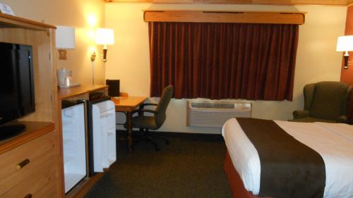 Postel nebo postele na pokoji v ubytování AmericInn by Wyndham Oswego