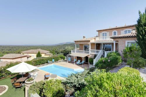 une image d'une maison avec piscine dans l'établissement Villa élégante à Fréjus, Piscine, à Fréjus
