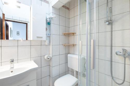 ein Badezimmer mit Dusche, Toilette und Waschbecken in der Unterkunft Marica A2 - Nr 1 in Baška