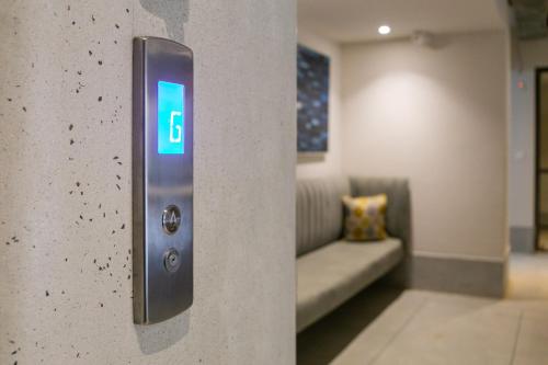 Postel nebo postele na pokoji v ubytování Kozi Suites Nairobi Airport