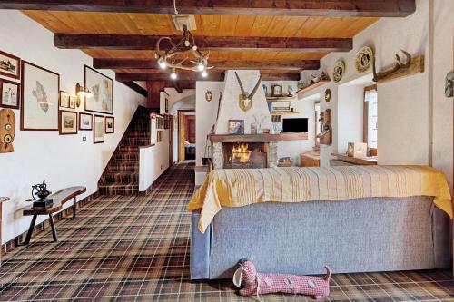 - une chambre avec un lit et une cheminée dans l'établissement Al Pinone, à Crevoladossola