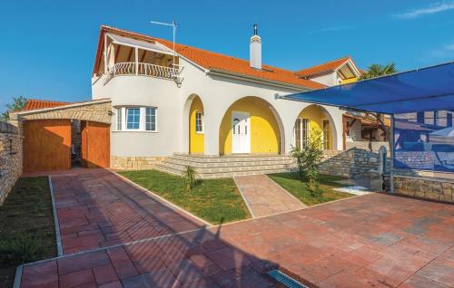a large white house with a brick driveway at Holiday Home Sunce Dalmacije in Mratovo